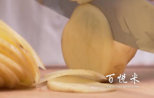 教你在家做披薩—薯仔Pizza，用平底鍋和一些簡單原料就可以做